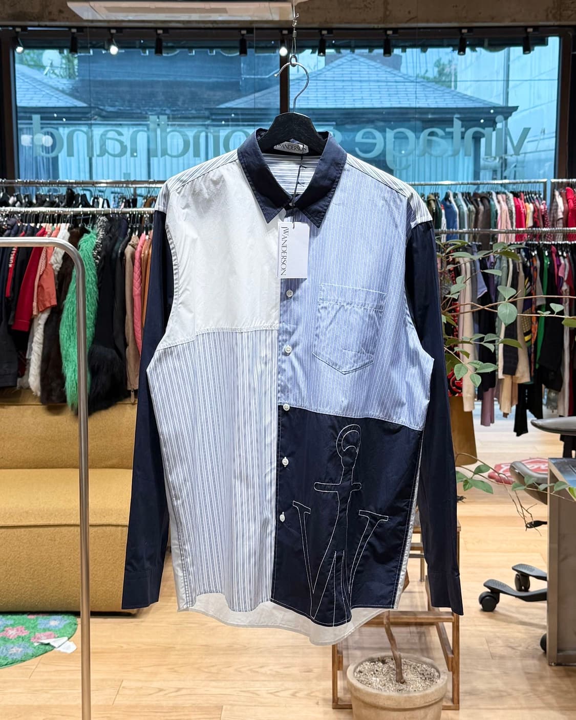 jw앤더슨 네이비 로고 자수 패치워크 셔츠 상품이미지1