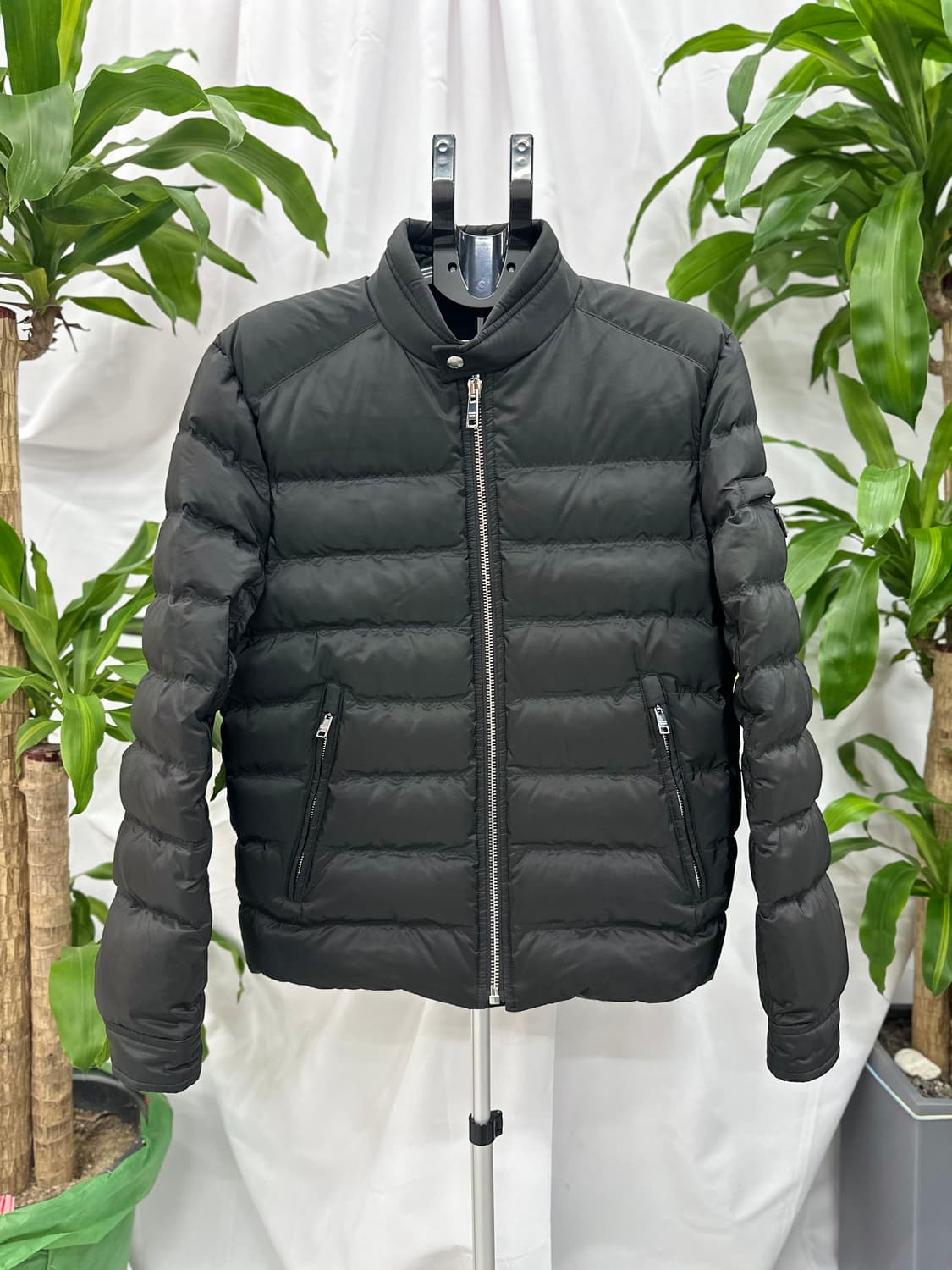 (48) 프라다 삼각로고 다운 숏 패딩 자켓 상품이미지1