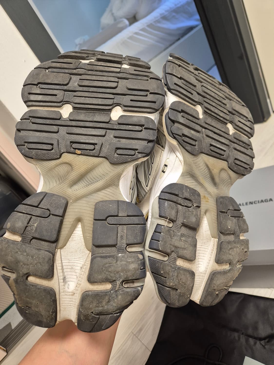 발렌시아가 카고 스니커즈 검흰 40 상품이미지8