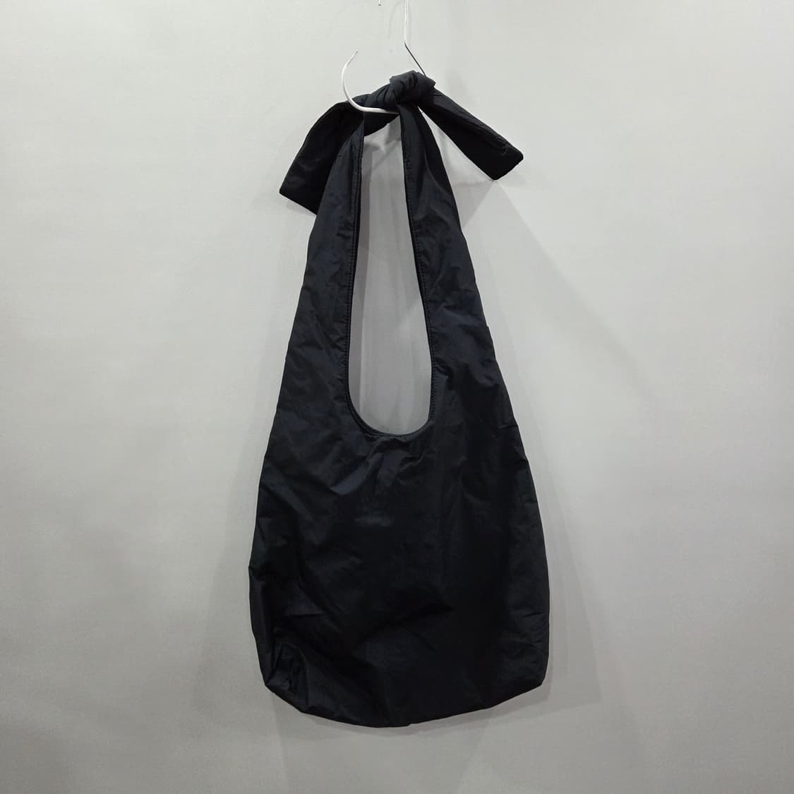 코스 노티드 쇼퍼백 네이비 상품이미지1