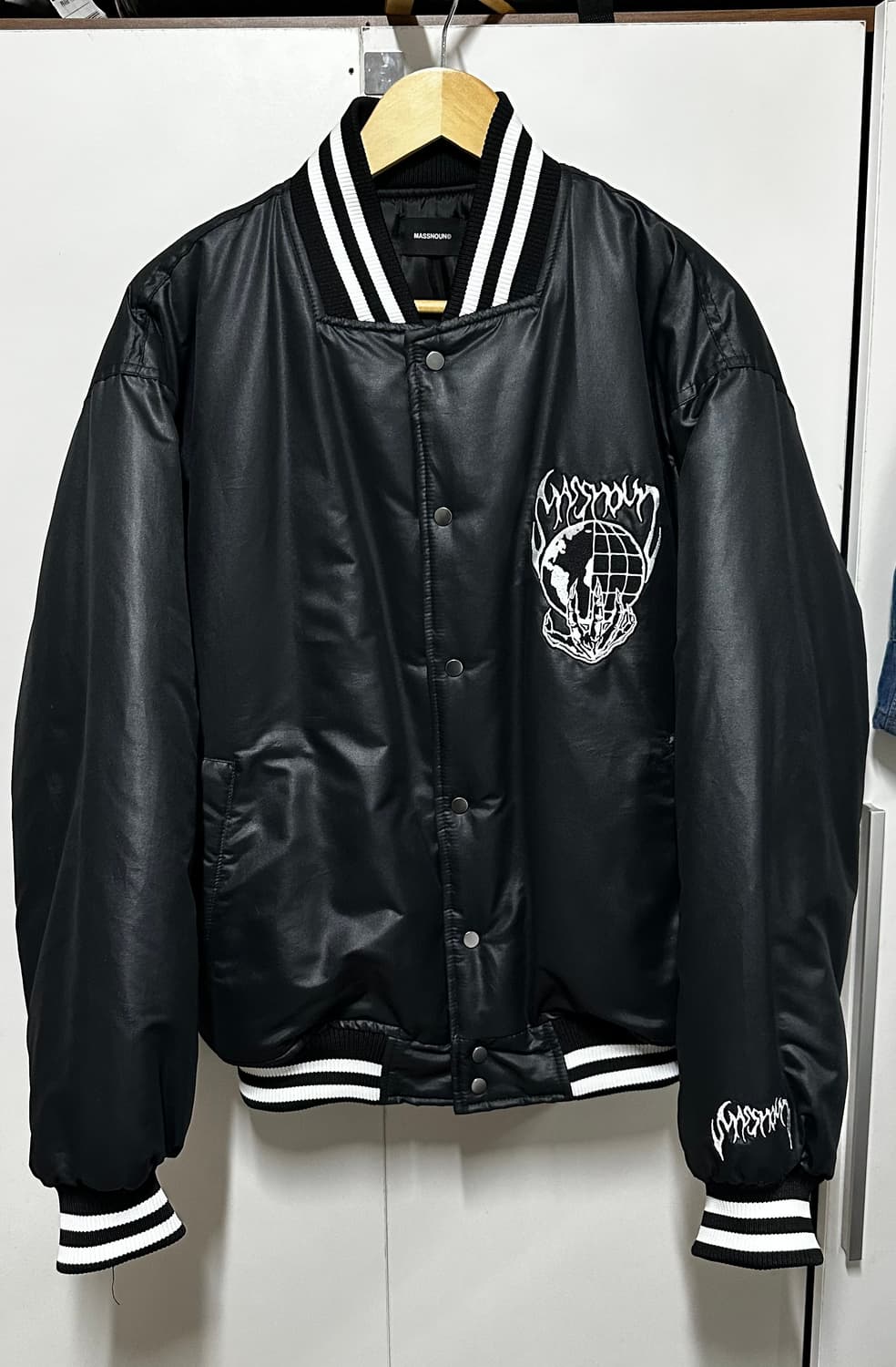 MASSNOUN 블랙 바시티 자켓 상품이미지1