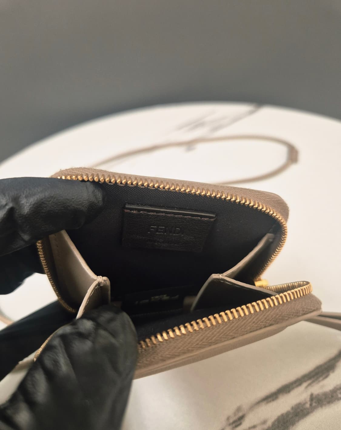 펜디 FF 큐브 엠보싱 스몰 지퍼 지갑 상품이미지8