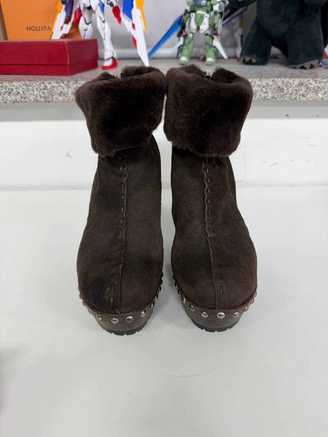 정품) 미우미우 스웨이드 스터드 장식 털부츠 38 상품이미지1
