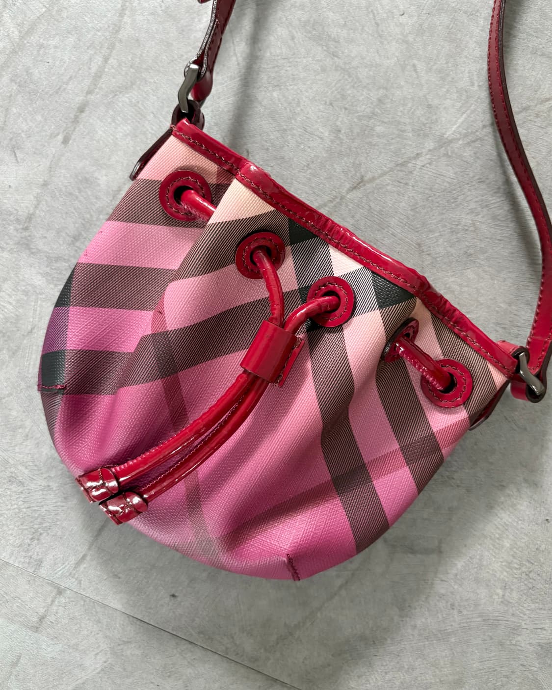 Burberry 버버리 레드 애나멜 체크 복조리 크로스백 상품이미지2