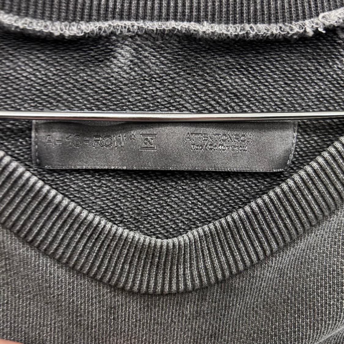 어텐션로우 피그먼트 물나염 오버핏 맨투맨 상품이미지3