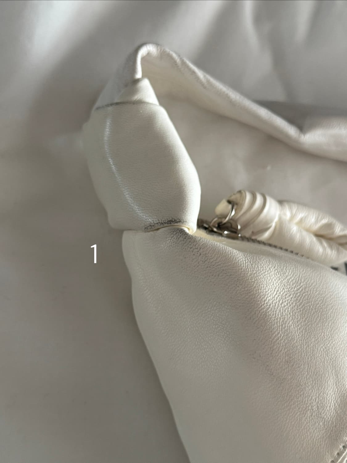 르메르 크루아상백 스몰 소프트나파 화이트 상품이미지4