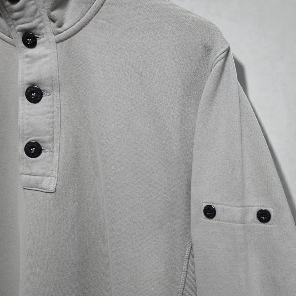 100)스톤아일랜드 하프버튼 맨투맨 여름제외 워시드그레이 상품이미지4