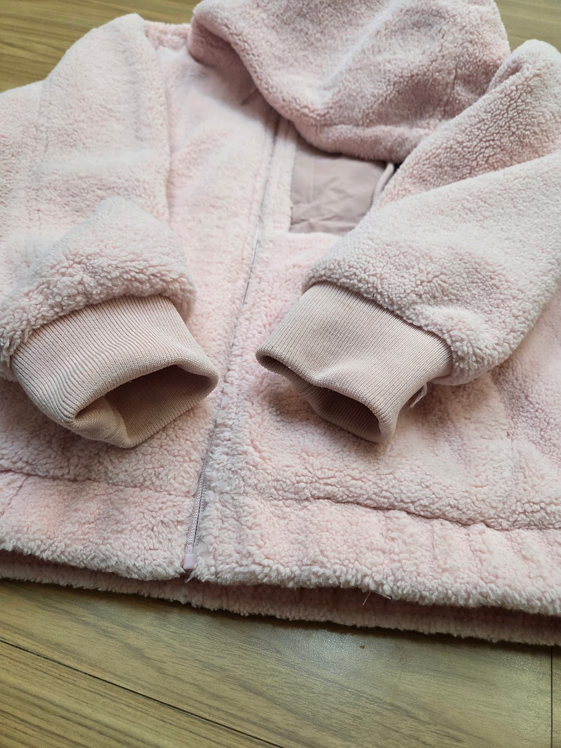 CLRiDE.n 뽀글이 후드집업 핑크색상입니다. 85사이즈로 여성분들에게 상품이미지3