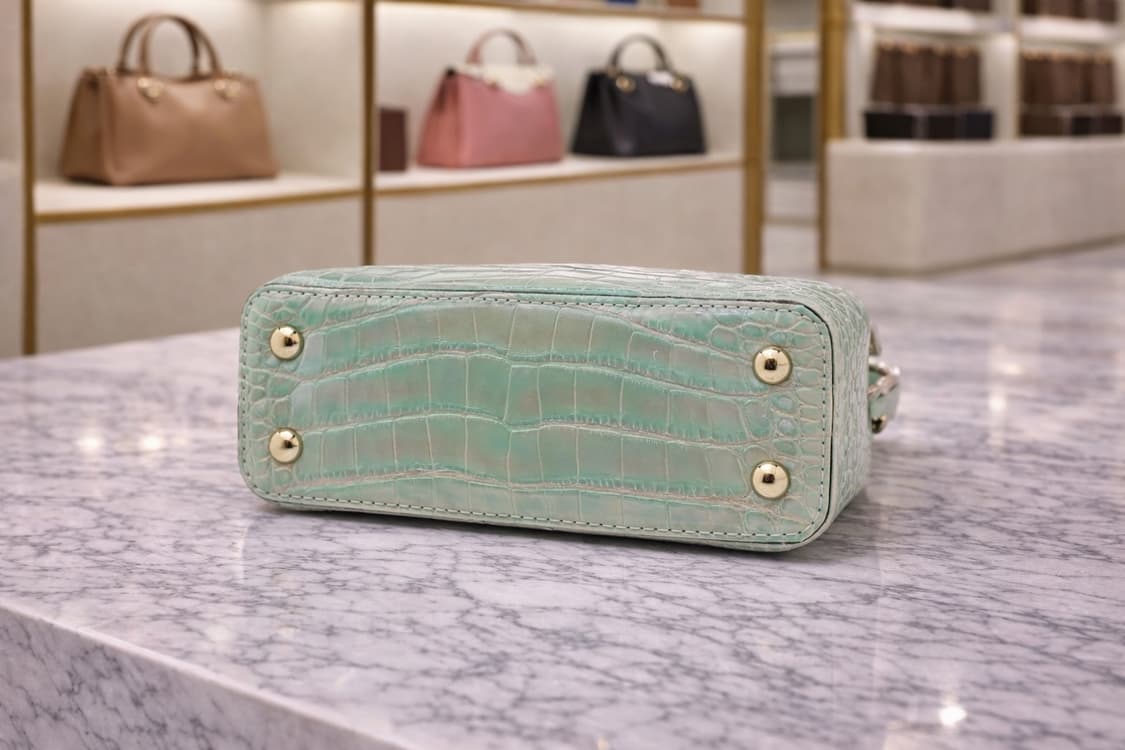 [S급] 루이비통 카퓌신 브릴리언트 크로커다일 핸드백 판매합니다!!! 상품이미지3