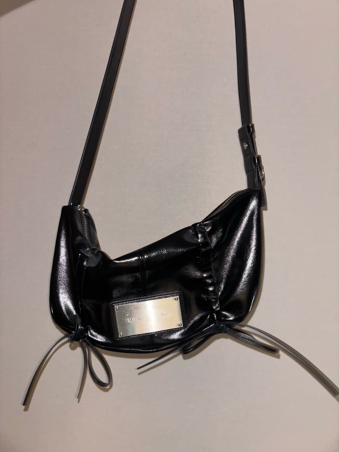 마뗑킴 하프 셔링 리본 라운드백 블랙 상품이미지1