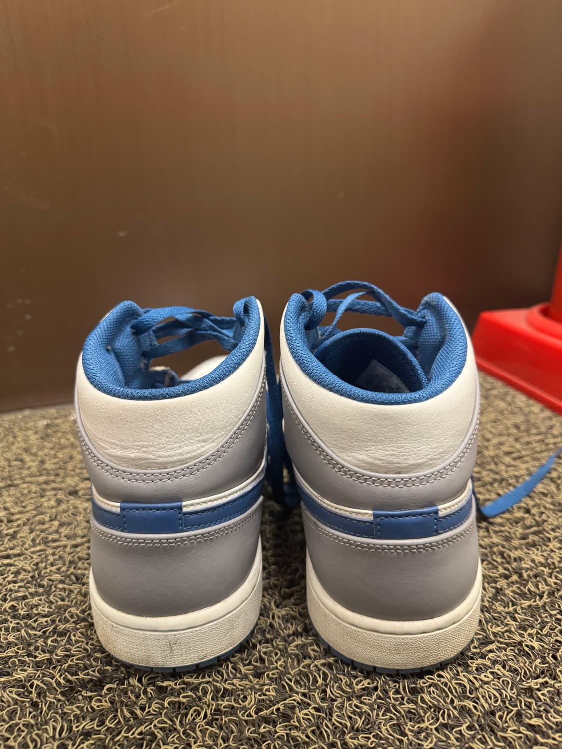 나이키  조던 1 미드 시멘트 그레이 트루 블루 상품이미지3