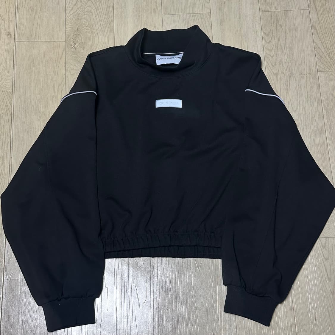 캘빈클라인 블랙 크롭 맨투맨 상품이미지2