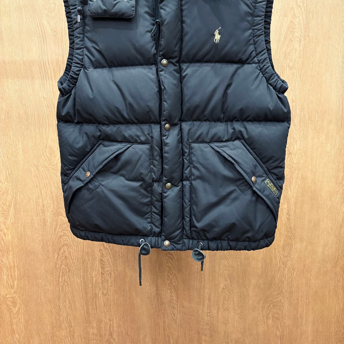 폴로 랄프로렌 하이넥 후드 다운 패딩 베스트 포니 로고 자수 디테일 블랙 상품이미지5