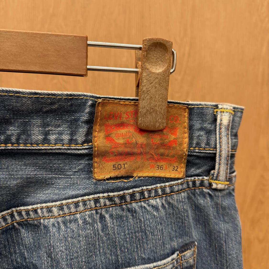 리바이스 501 워싱 데님 팬츠 버튼 클로징 로고 디테일 레귤러핏 중청 상품이미지5