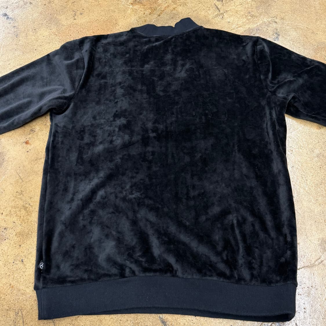 헬로 키티 벨벳 블랙 맨투맨 상품이미지4