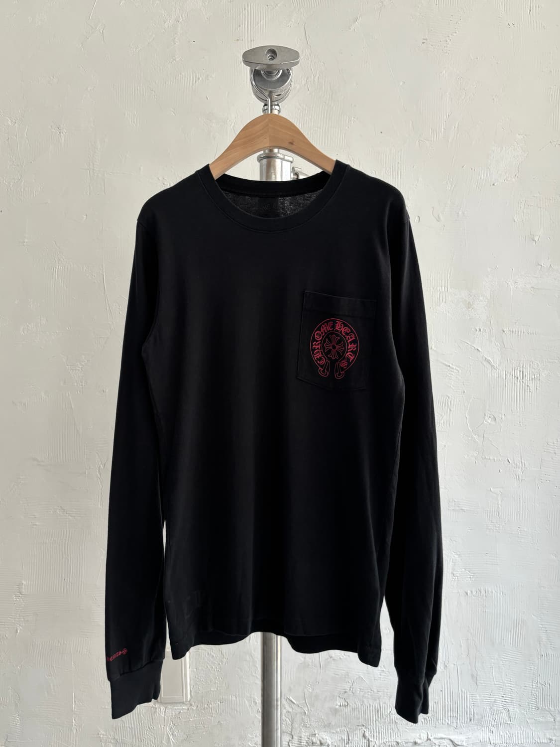 Chrome Hearts 크롬하츠 레드 홀스슈 로고 스태프 롱슬리브  상품이미지1