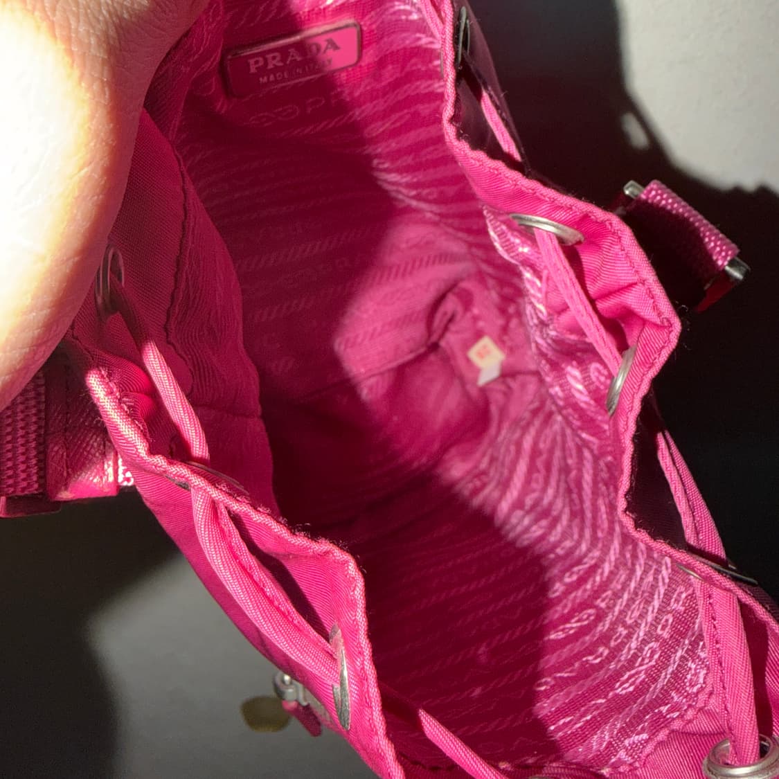 프라다 포코노 나일론 미니 버킷 토트백  상품이미지8