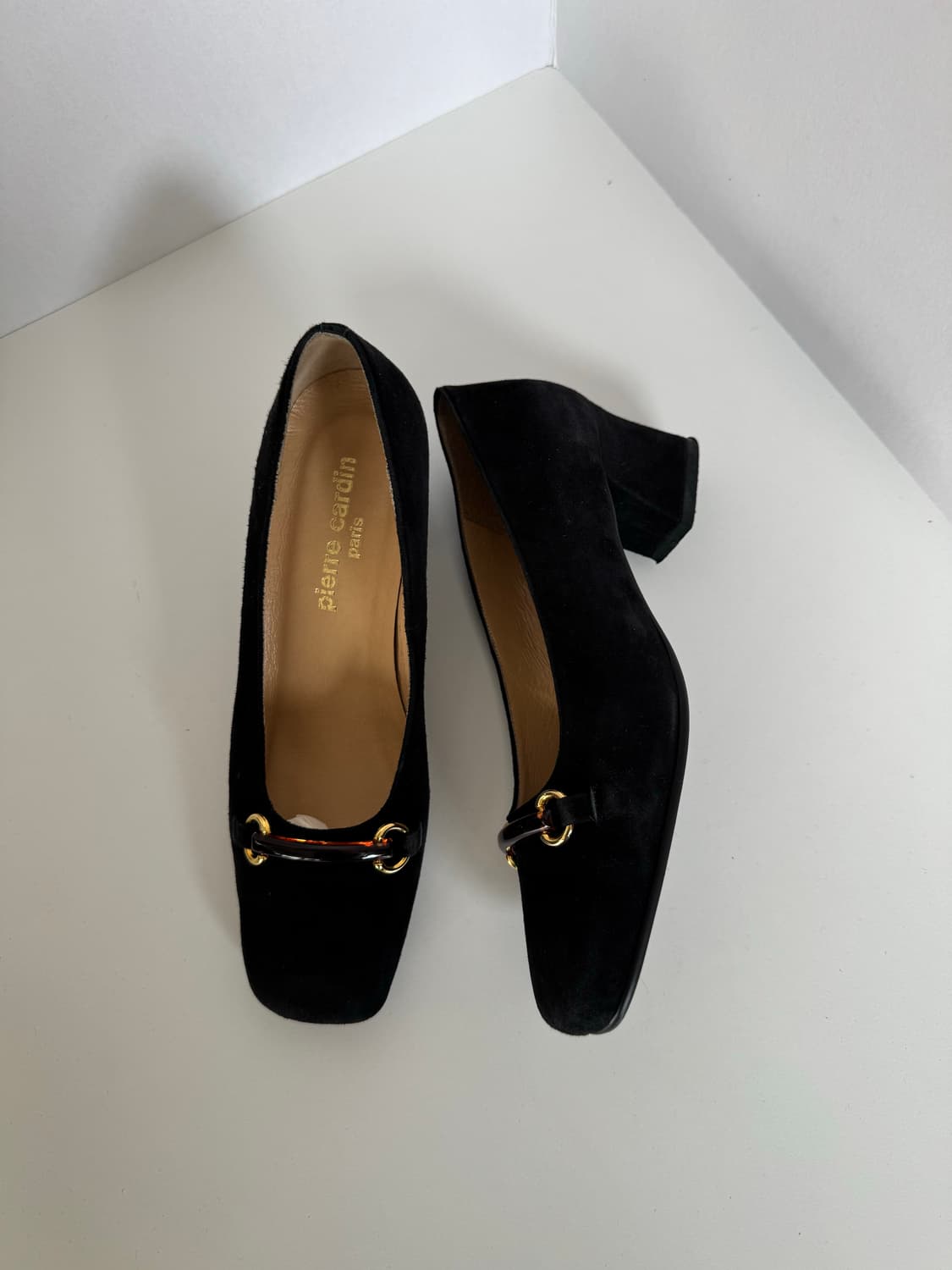 피에르가르뎅 블랙 스웨이드 홀스빗 장식 펌프스 상품이미지4