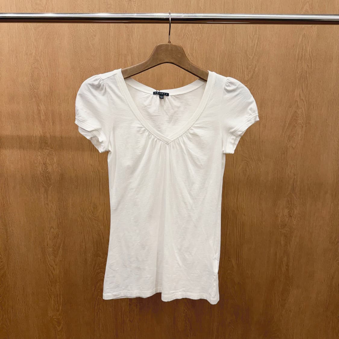 띠어리 반팔 티셔츠 퍼프 슬리브 브이넥 셔링 디테일 슬림핏 화이트 상품이미지2