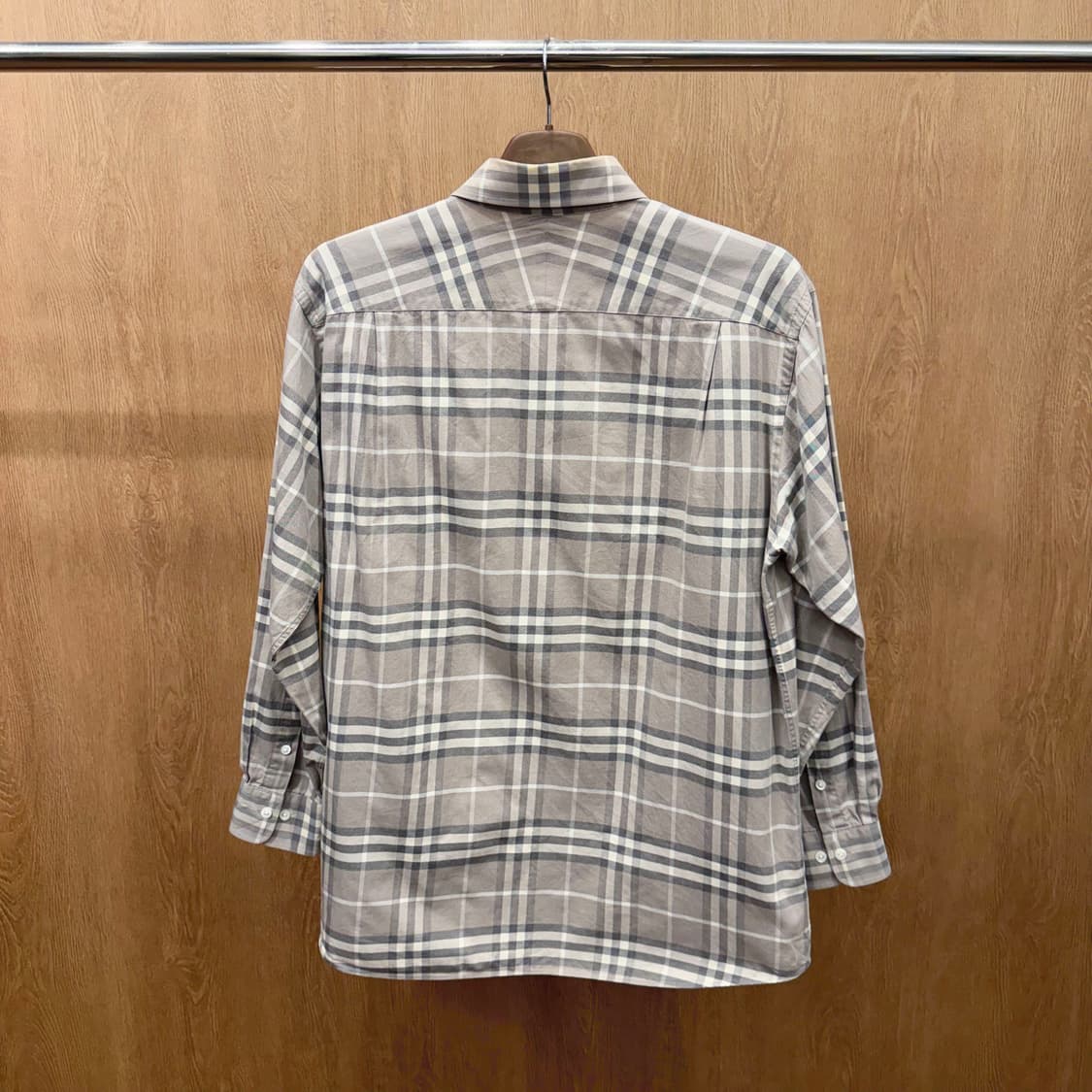 버버리 런던 코튼 긴팔 체크 셔츠 싱글 포켓 디테일 오버핏 베이지 상품이미지3