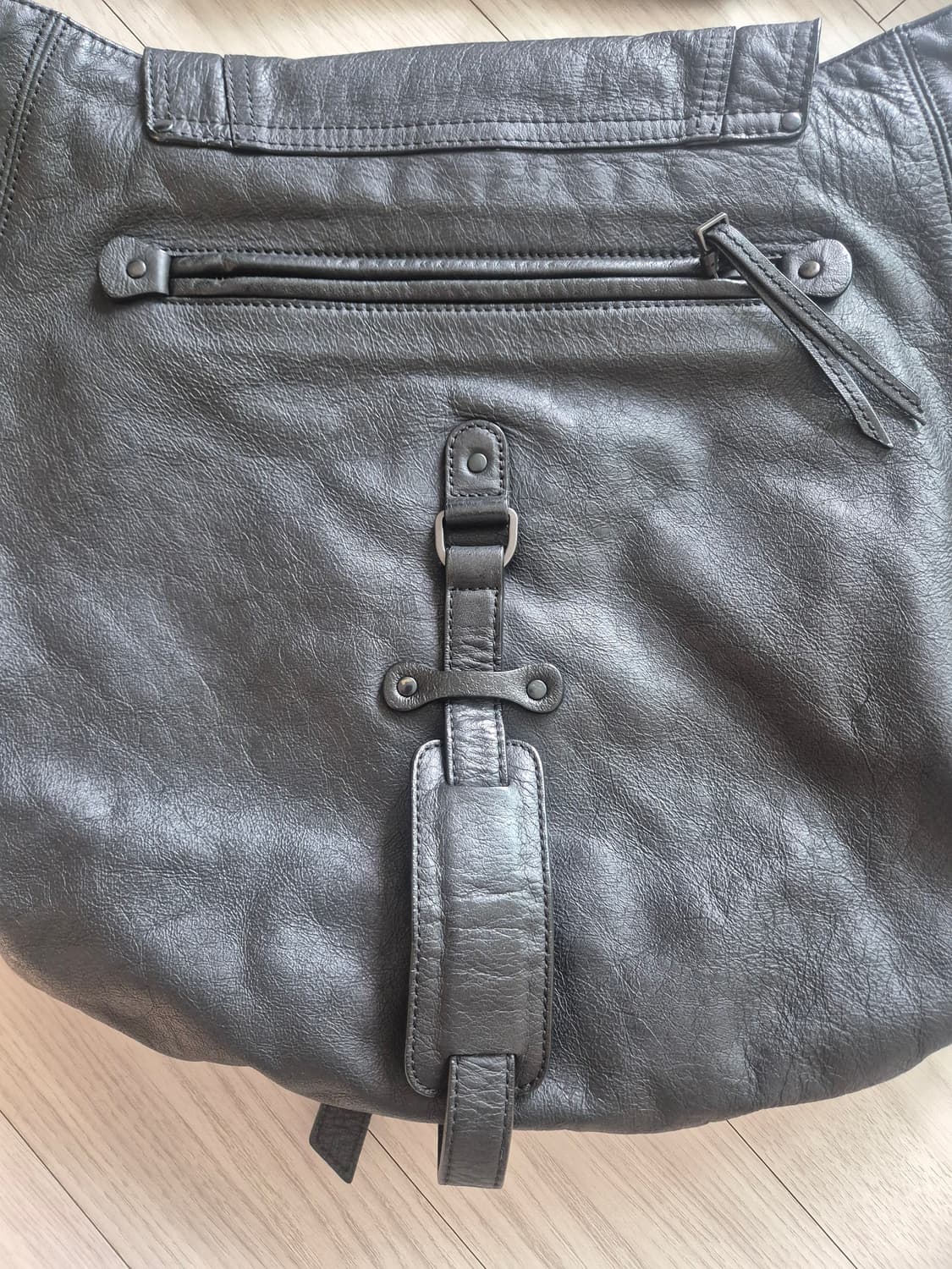 빈폴 준J 콜라보 가죽 숄더백입니다
 상품이미지4