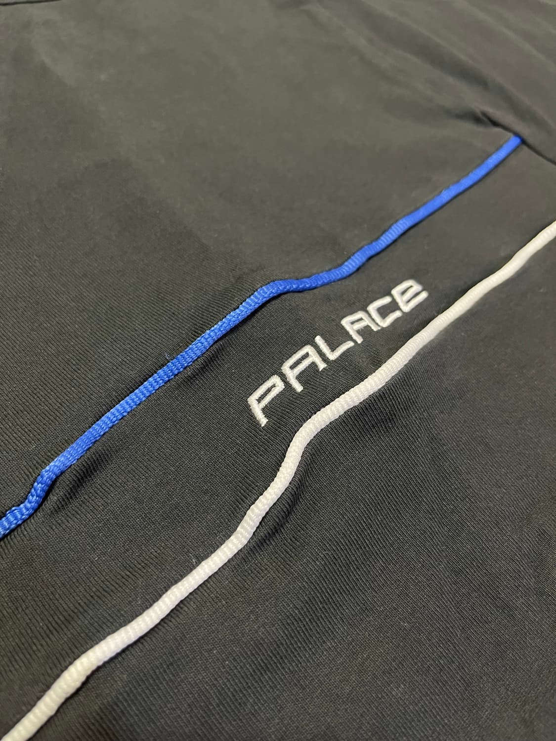 팔라스(palace) 검은색 반팔 티셔츠 사이즈M 판매합니다 상품이미지3