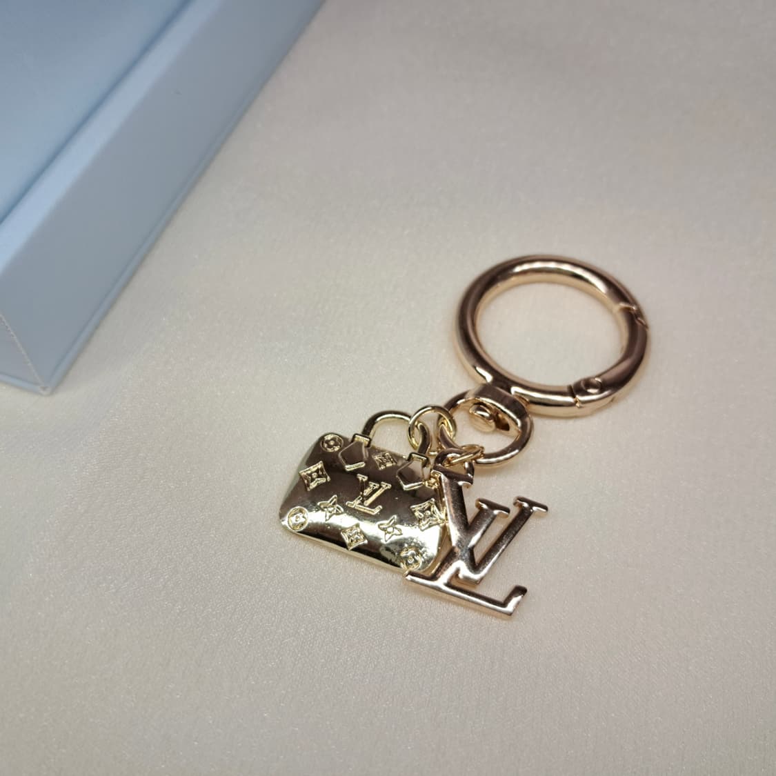 2+1행사) 루이비통 키링 빈티지 펜던트 로고 토트백 상품이미지4