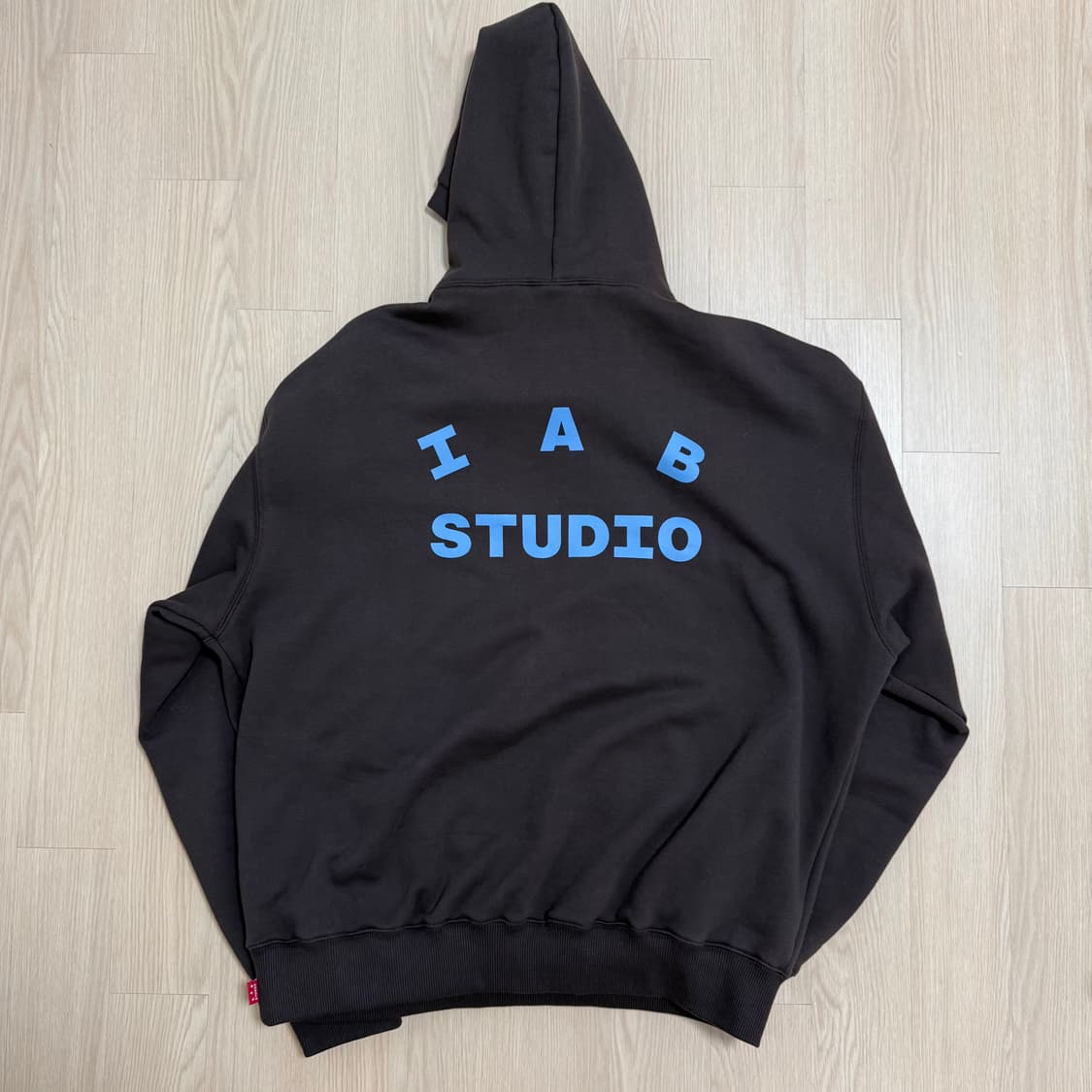 아이앱 스튜디오 레드 홀스 후디 브라운 상품이미지2