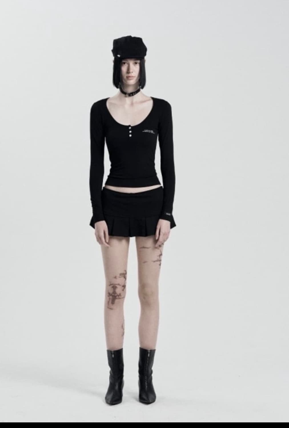 오도어 베이직 버튼 티 블랙 상품이미지1