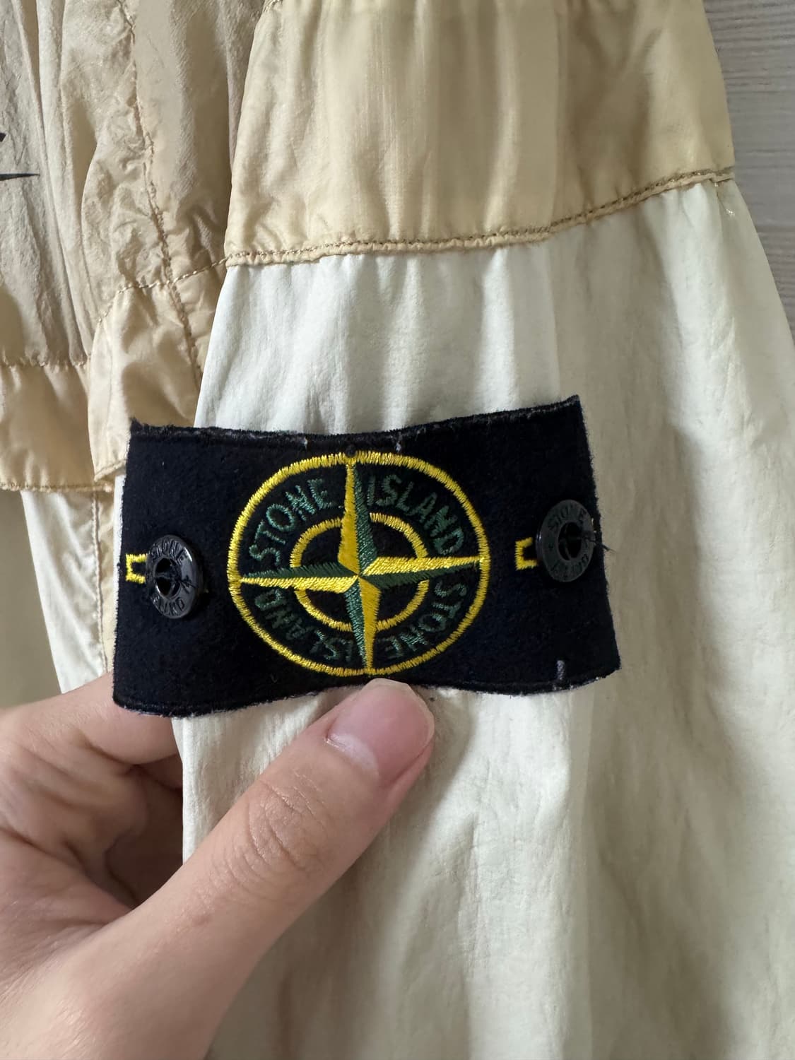 스톤아일랜드 X 나이키 윈드러너 베이지 상품이미지9