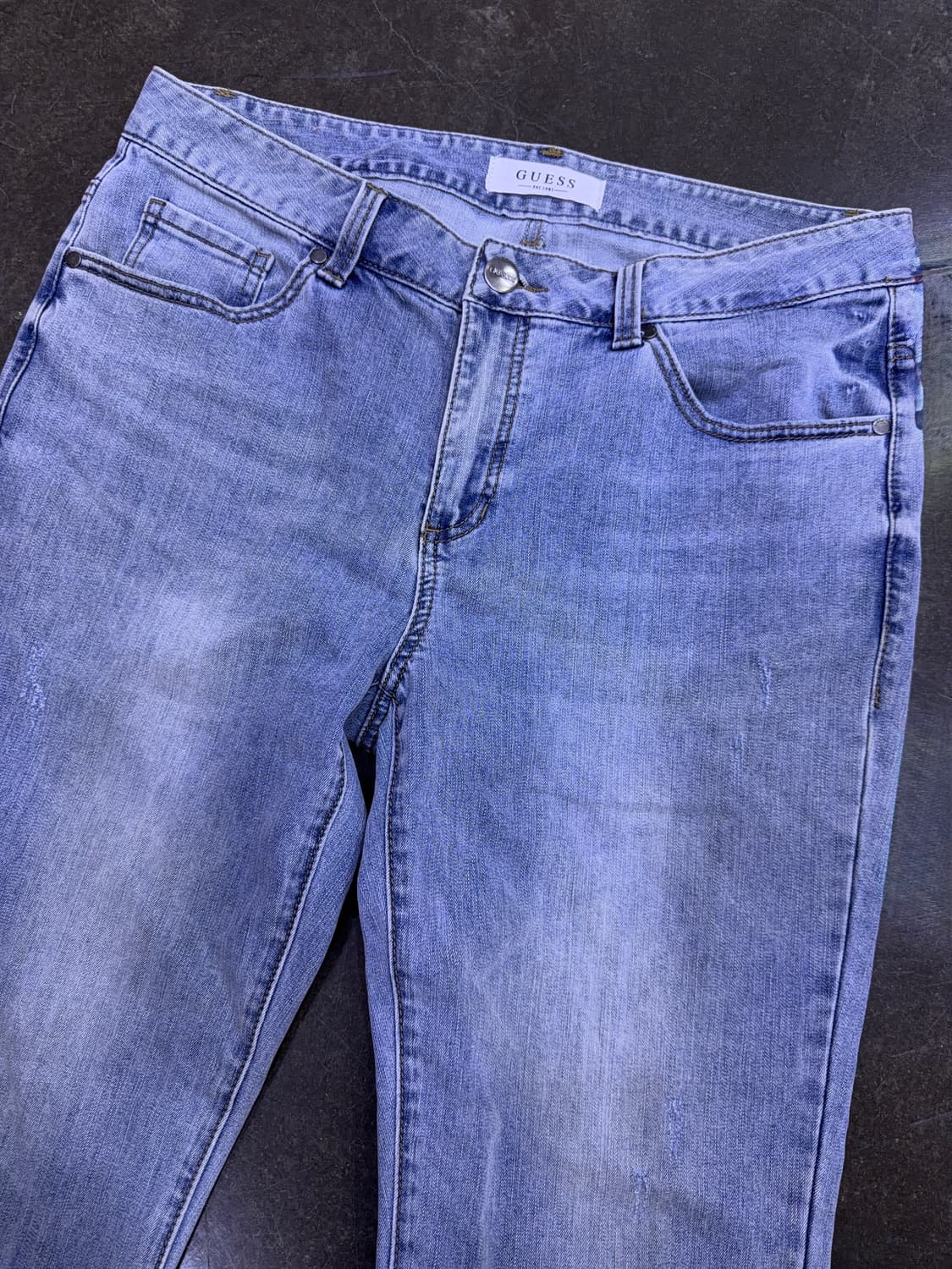 게스 빈티지 데미지 라이트 워싱 스트레이트핏 데님팬츠 33 상품이미지3