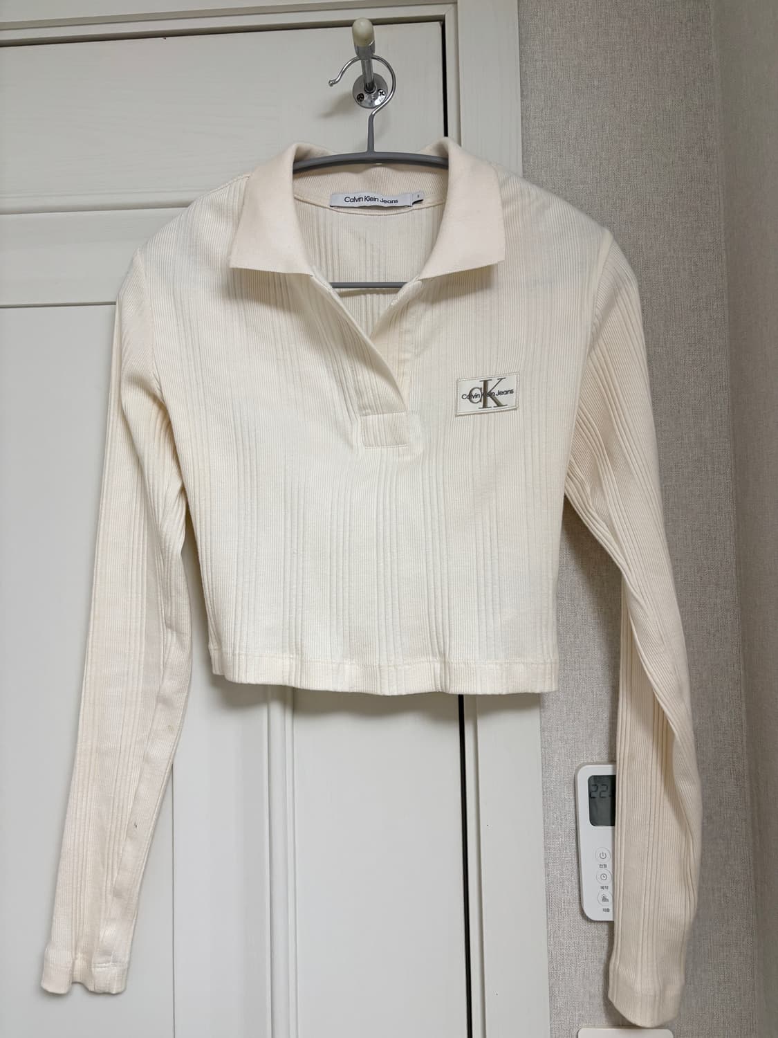 캘빈클라인 폴로 카라 뱃지 로고 크롭 긴팔 티셔츠 상품이미지2