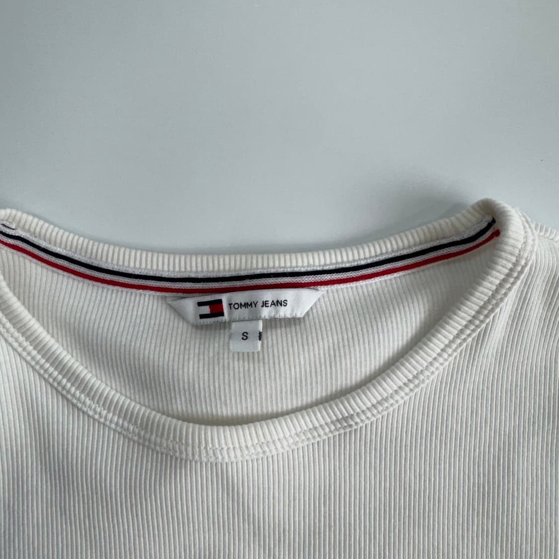 Tommy jeans 타미 진스 스몰로고 화이트 반팔티  상품이미지5