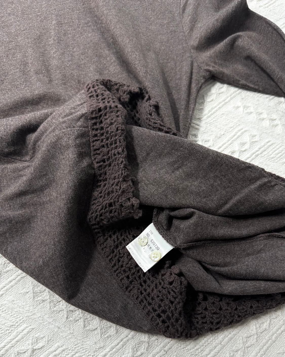 레이스 모티프 디테일 버튼 폴라 넥 티 상품이미지3