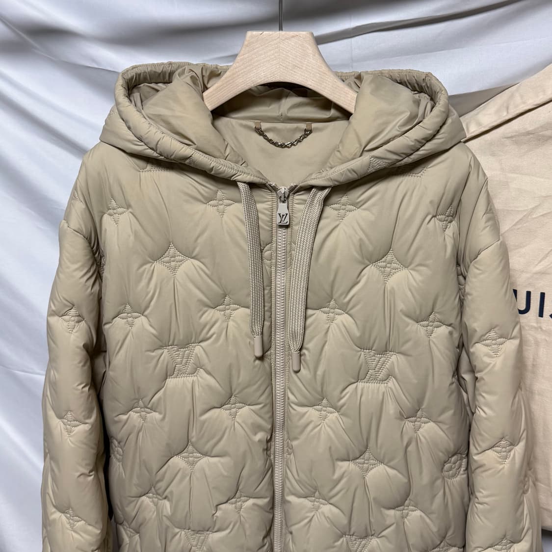 [S+급/48] 24FW 루이비통 모노그램 퀄티드 후드 패딩 자켓 베이지 상품이미지2