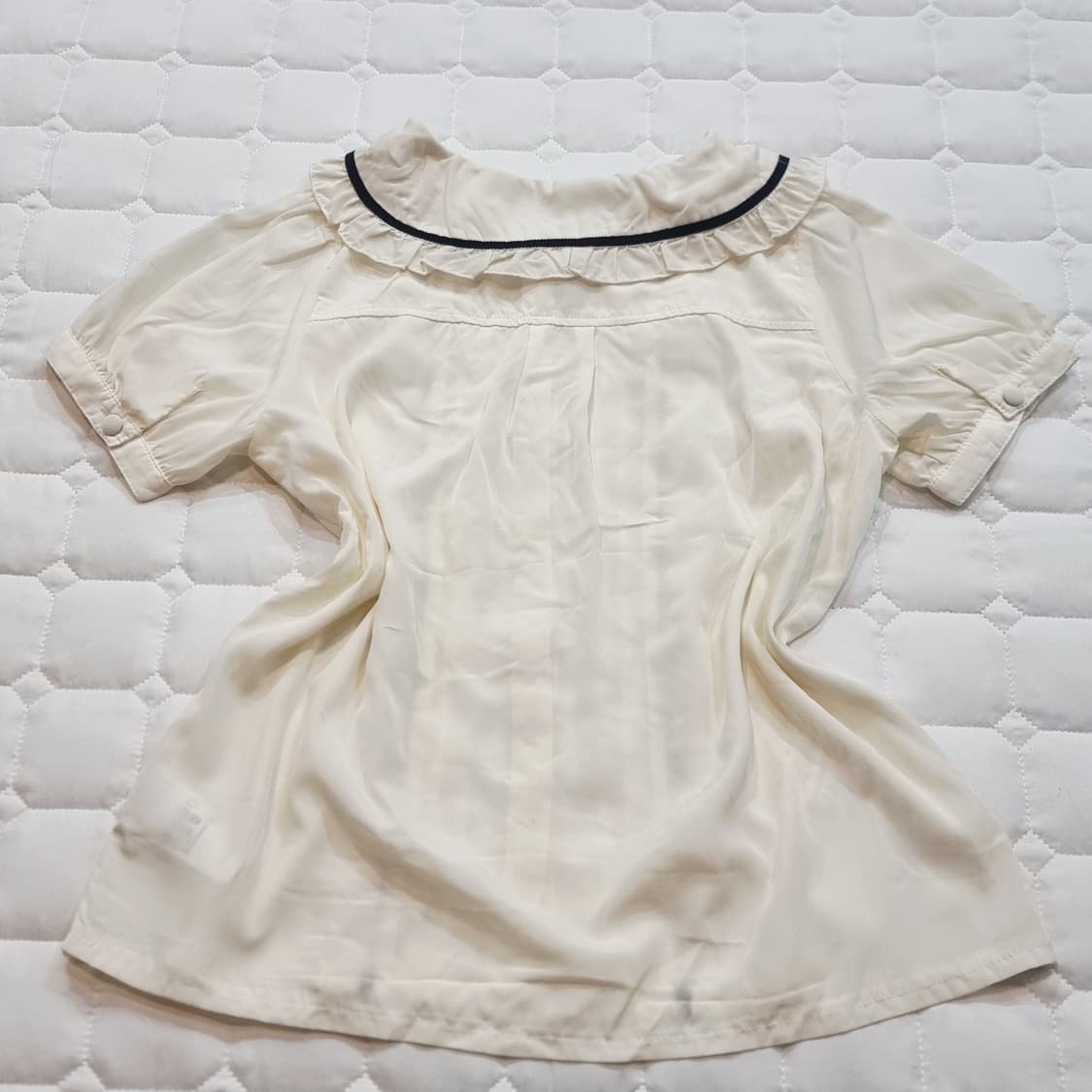 axes femme 포르메이츠 크림바닐라 자수 카라 프릴 블라우스 상품이미지5