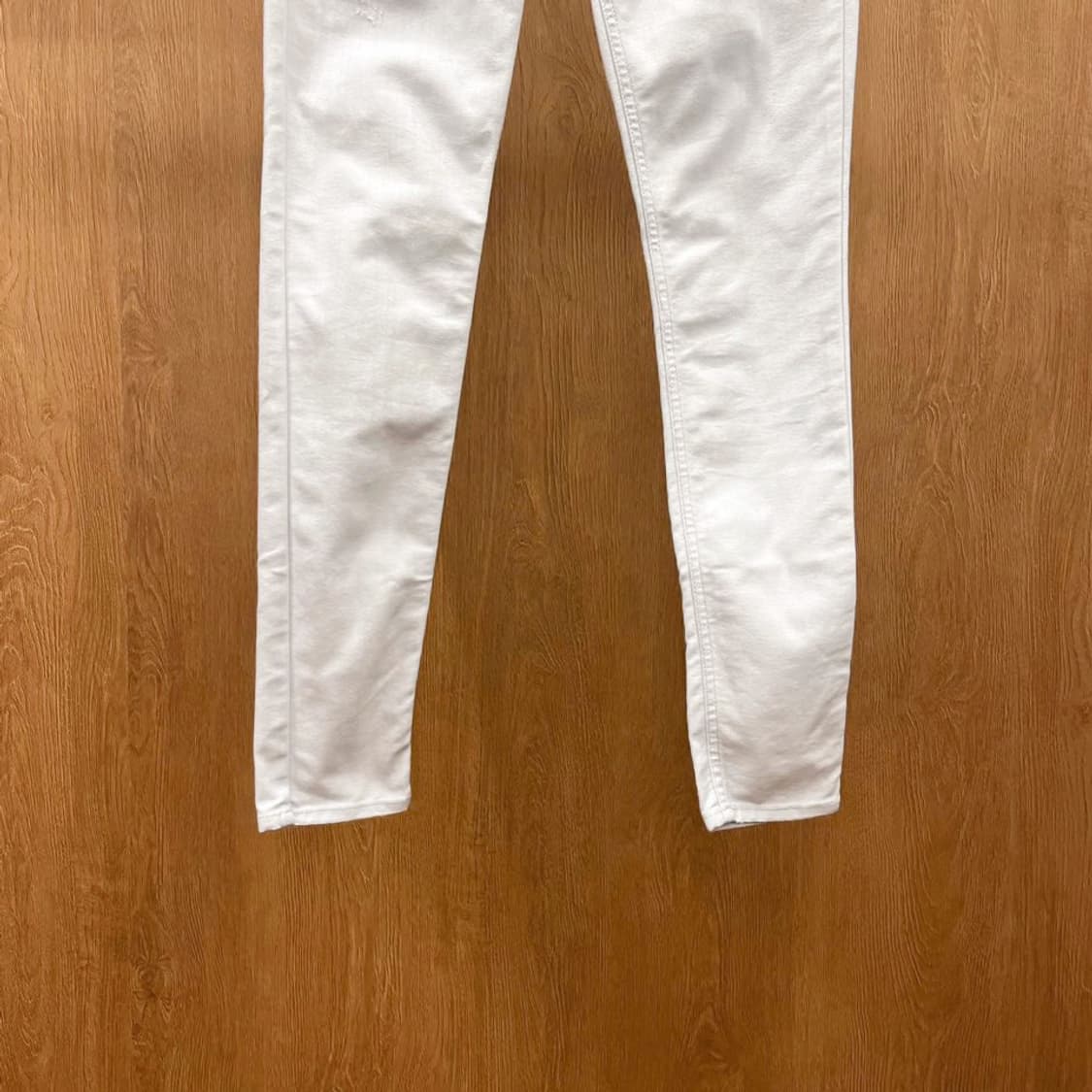 산드로 슬림 스키니 데님 팬츠 미니멀 허리 로고 자수 디테일 라이트 블루 상품이미지5