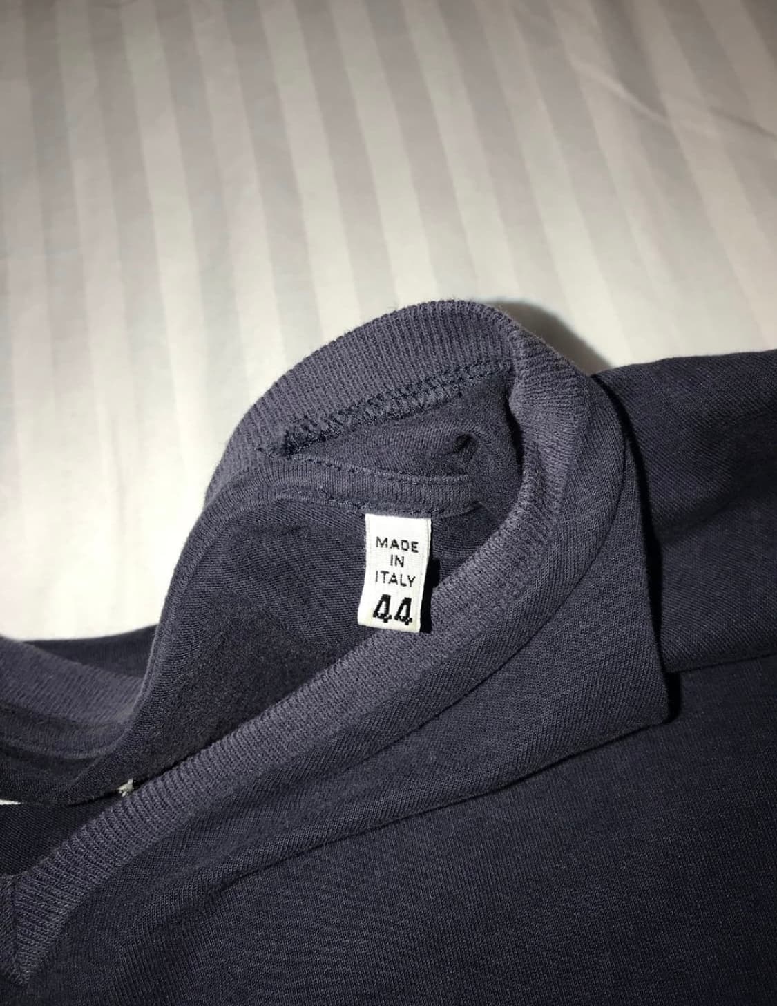 메종 마르지엘라 V넥 티셔츠 네이비 상품이미지3