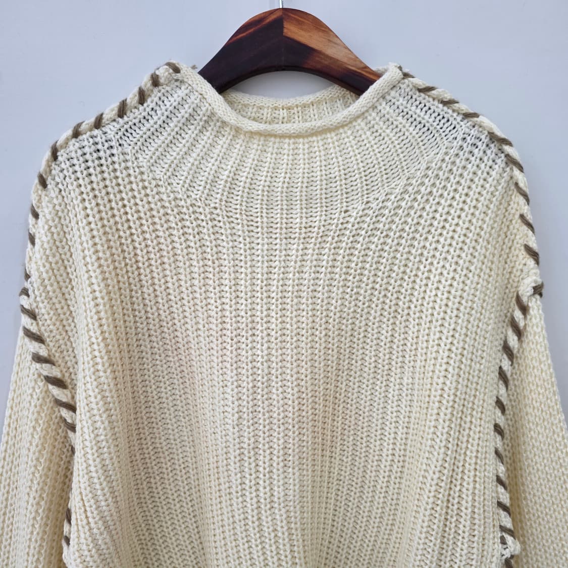 아이보리 배색 꼬임라인 루즈핏 니트 상품이미지3