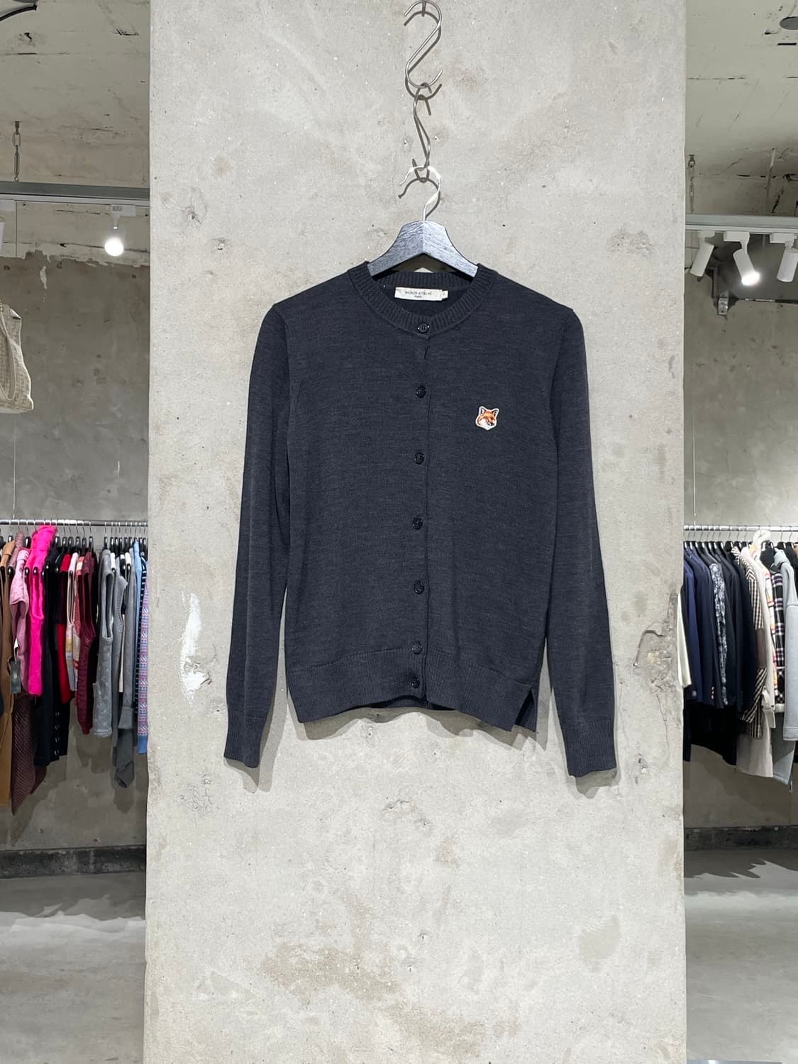 메종 키츠네 차콜 폭스 헤드 울 버튼 가디건 상품이미지1