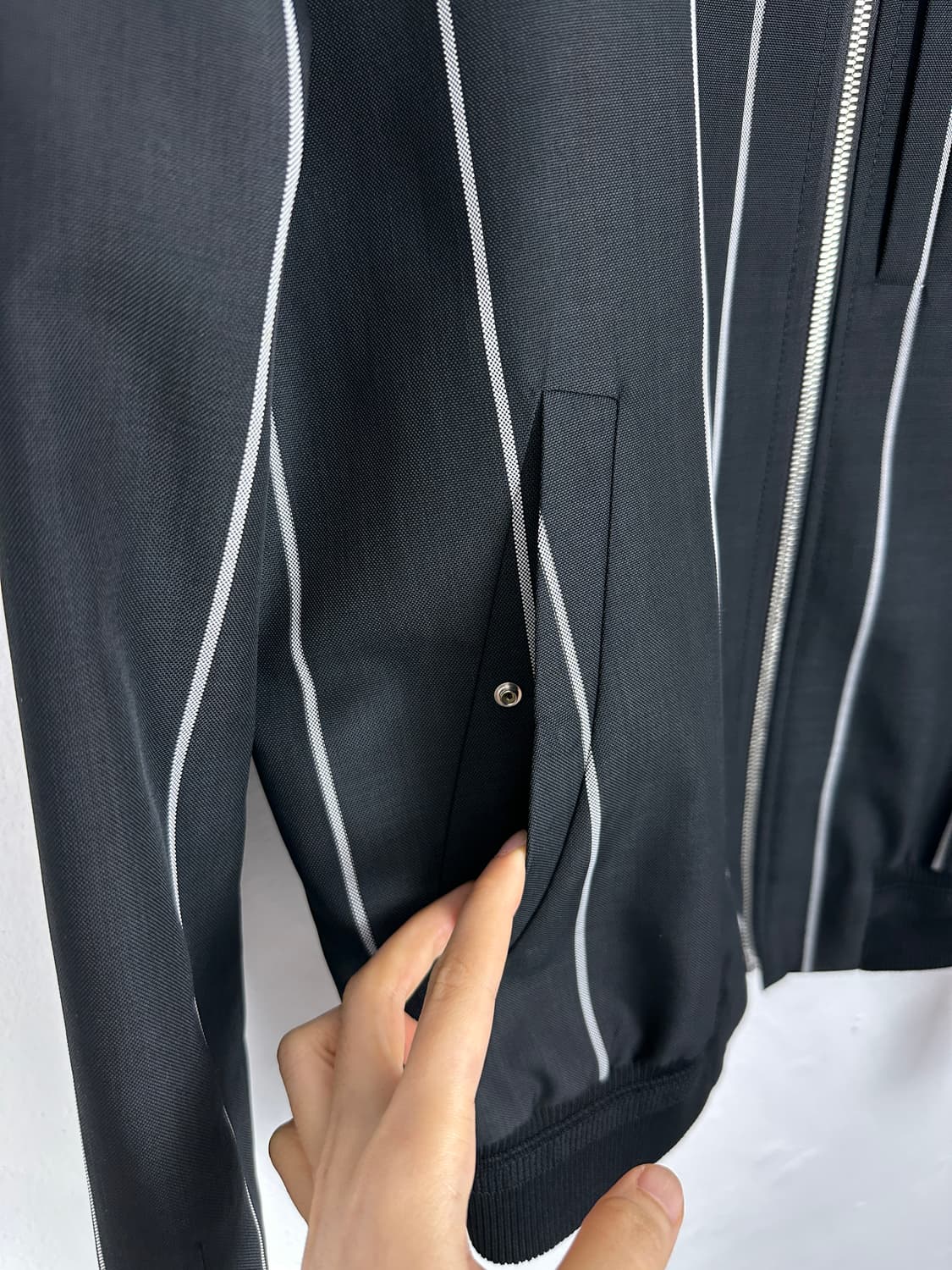 Juun.J Pinstripe Pleated Bomber Jacket 상품이미지7