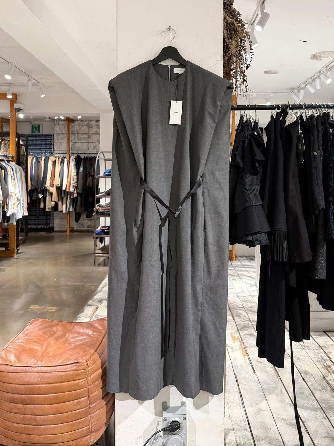 하이크 21ss 차콜 슬리브리스 버클 벨트 롱 원피스 상품이미지1