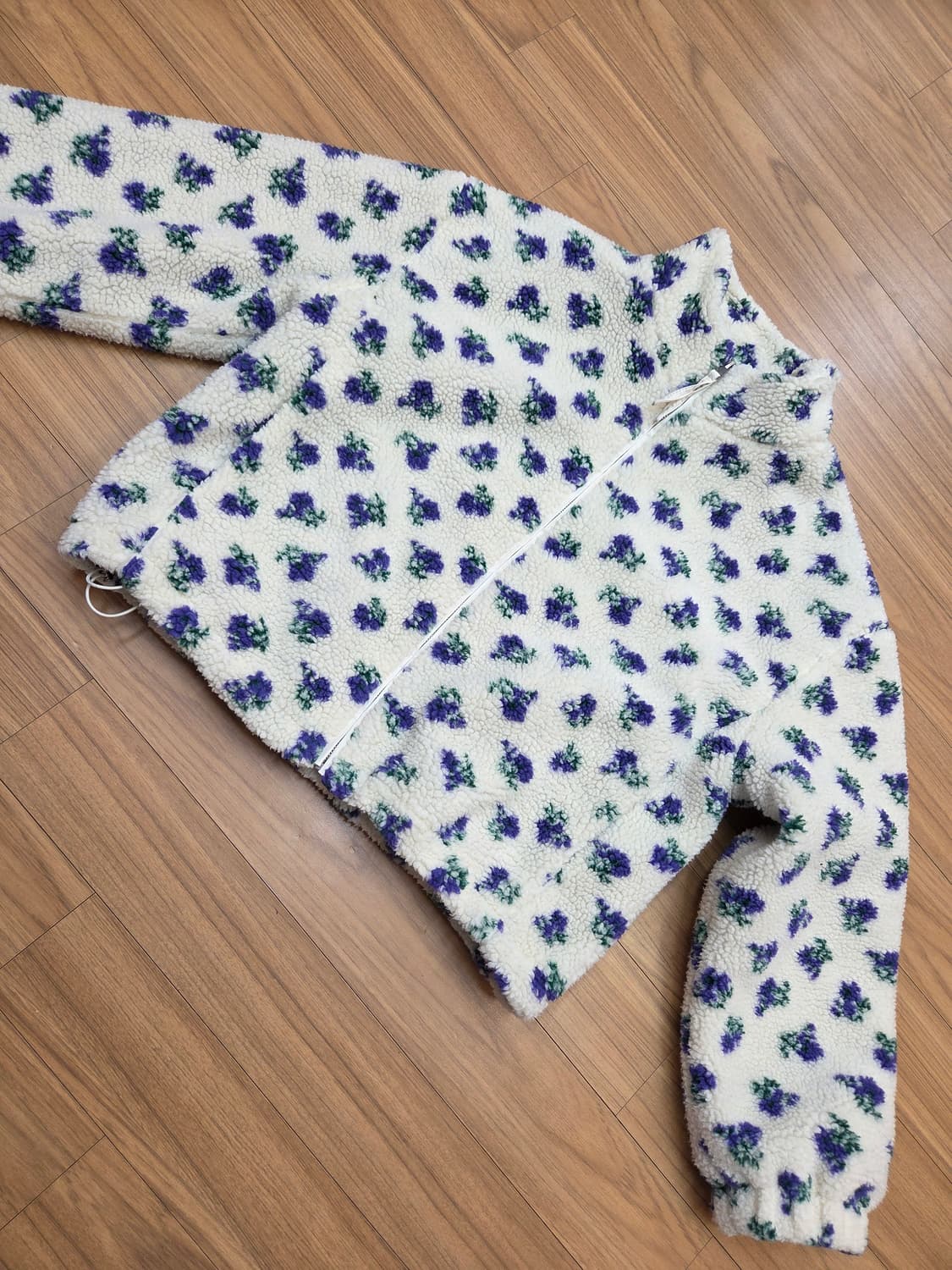 플라스틱 아일랜드 플리스 자켓입니다. 뽀글이 원단에 귀여운 꽃무늬가 포인 상품이미지1