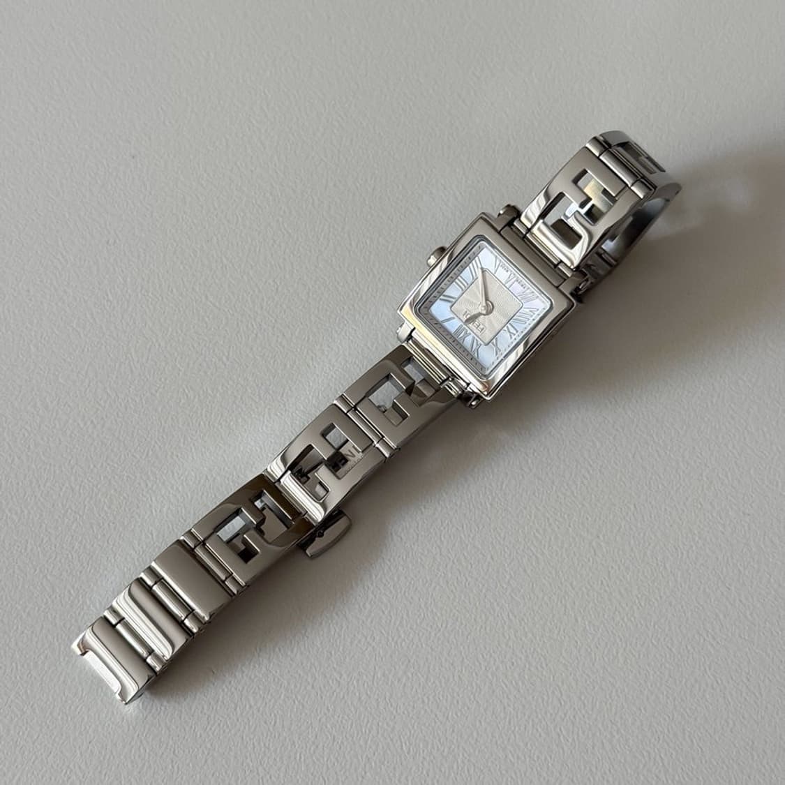 펜디 뉴콰드로 쉘다이얼 시계 상품이미지6