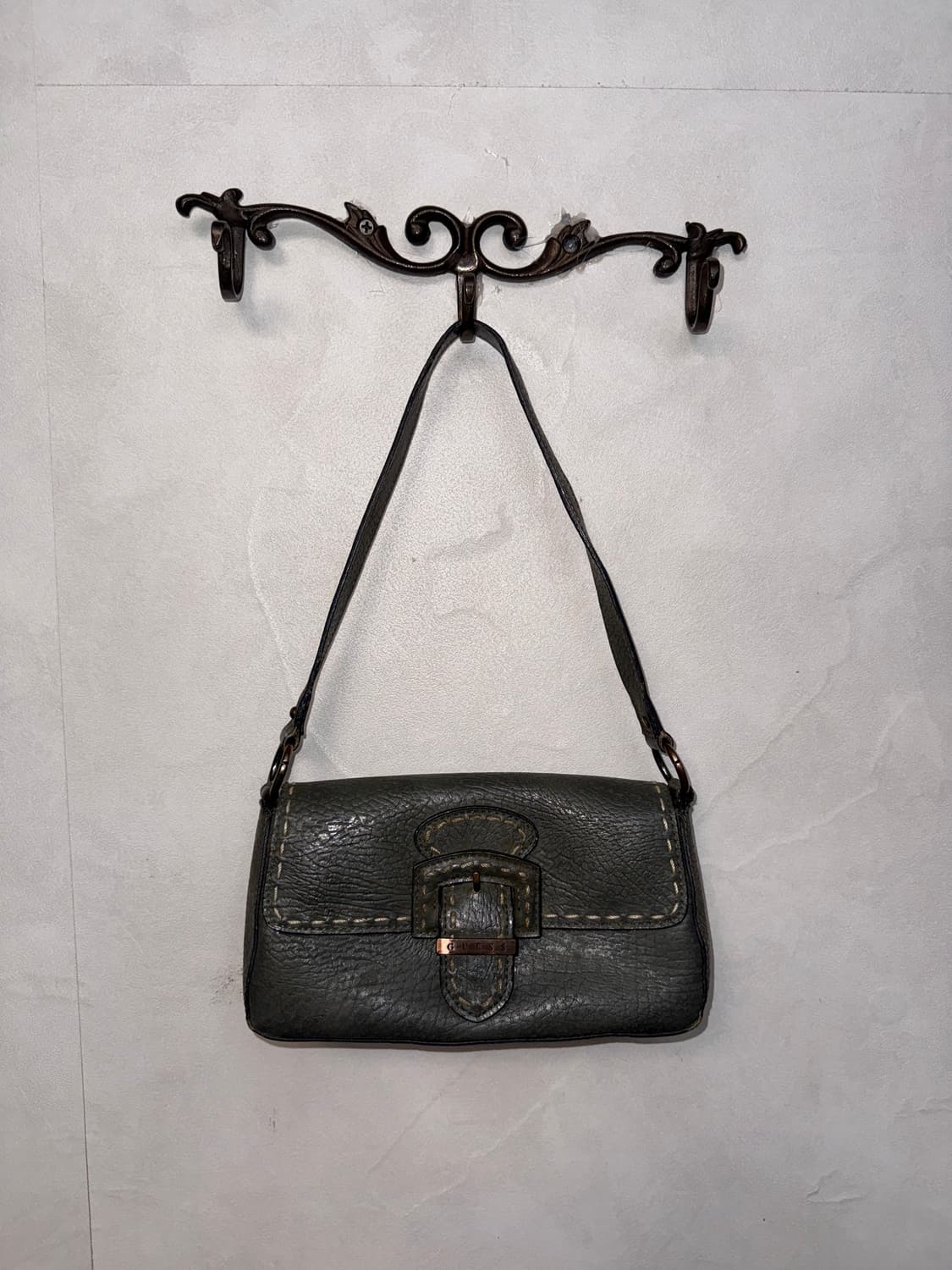 Guess ash khaki stitch buckle 숄더백 상품이미지1