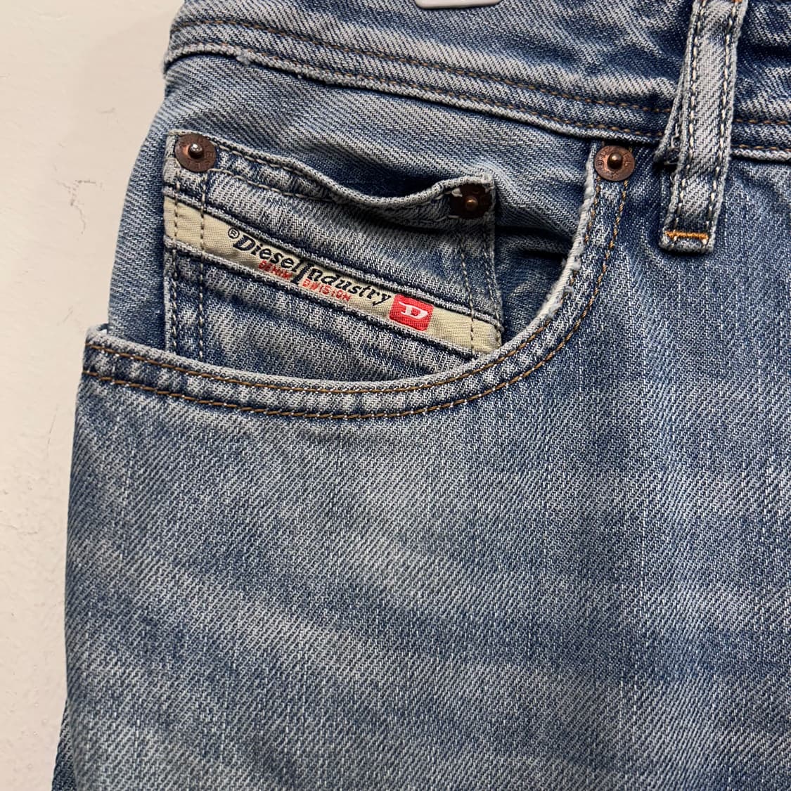 디젤 인더스트리 스트레이트핏 워싱 데님팬츠 상품이미지3