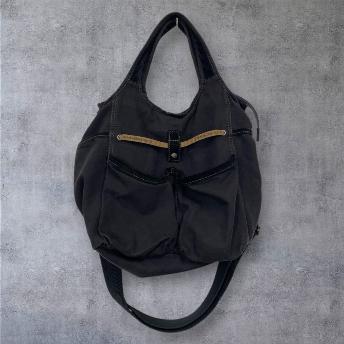 만다리나덕 Mandarina duck 블랙 차콜 토트 겸 크로스백 상품이미지1