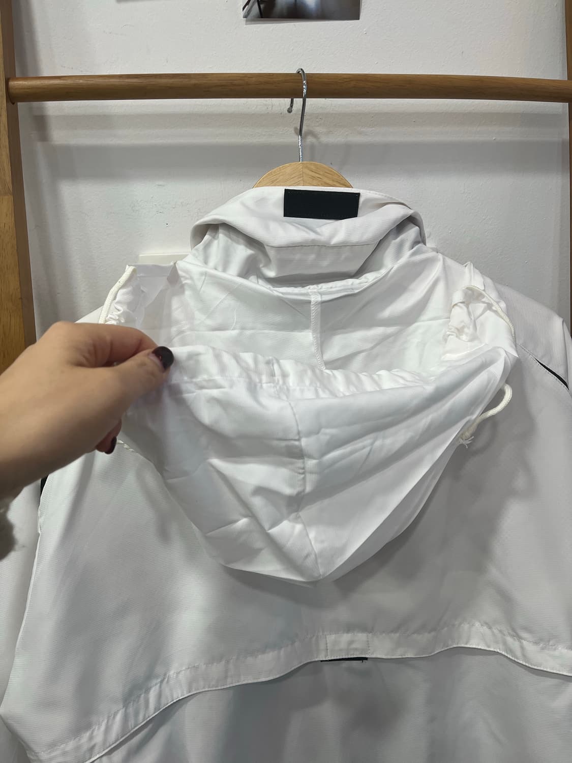 아식스 화이트 바람막이 점퍼 상품이미지4