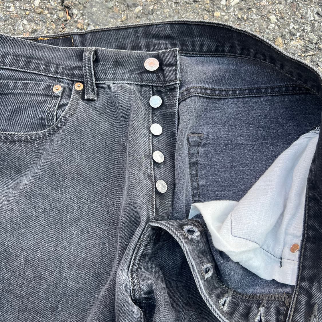 33  리바이스 501 블랙 데님 팬츠입니다 상품이미지3