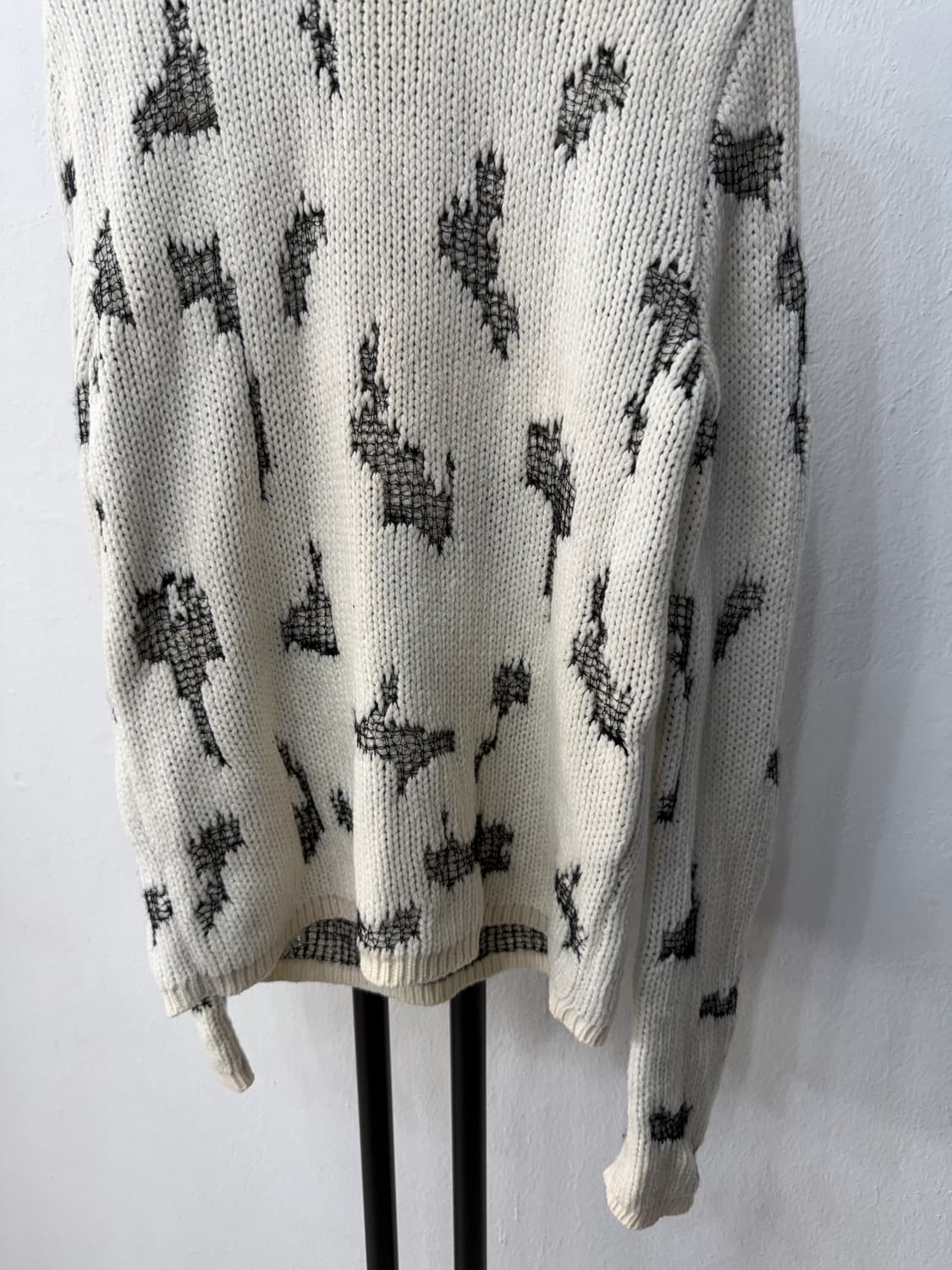 정품) 생로랑 여성 캐시미어99 데미지 디테일 니트 XS 상품이미지4